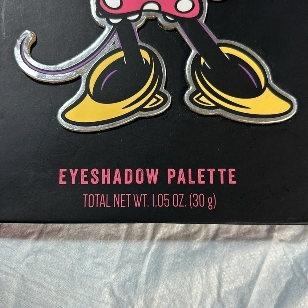 Disney Minnie Mouse 12  eyeshadow Palette with built in mirror